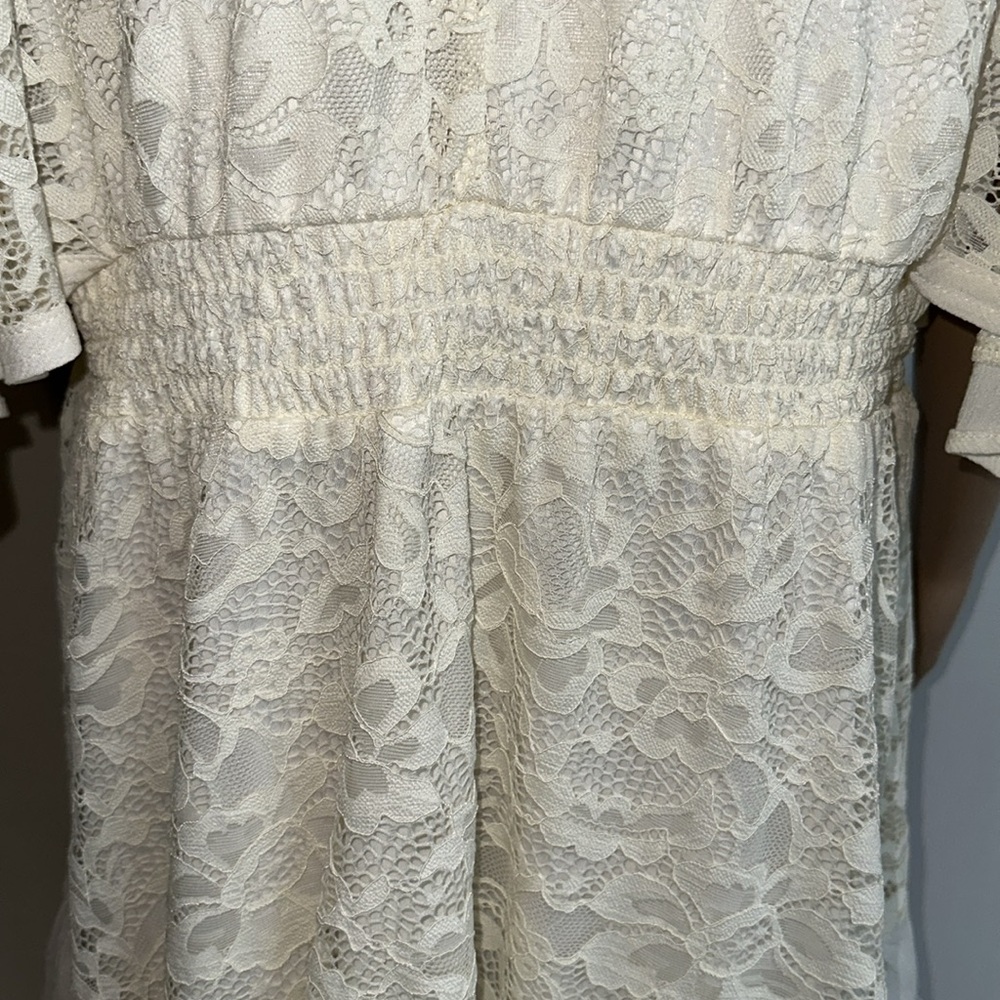NWT TORRID Cream Lace V-Neck Romper Size 2. - Picture 6 of 16